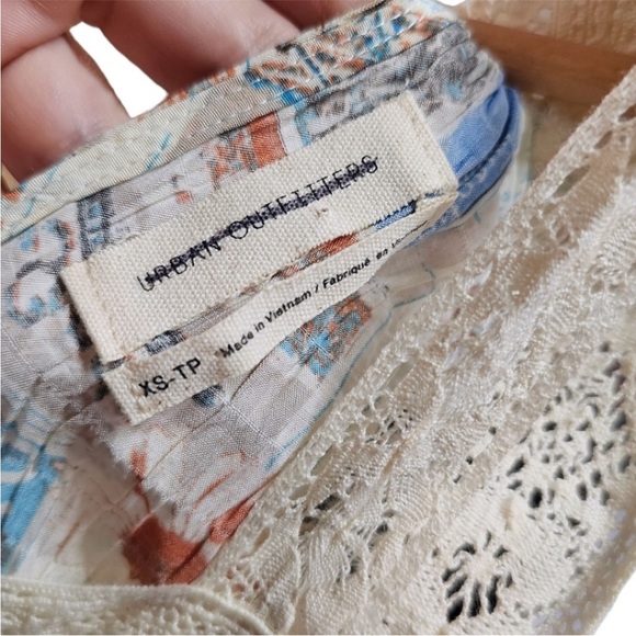 Urban Outfitters Beige Crepe Printed Lace Trim Romper Size XS Open Back - Picture 7 of 8
